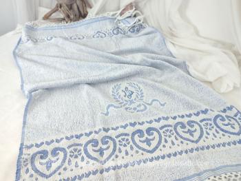 De ton bleu pastel, voici un ancienne serviette mesurant 66 x 94 + 14 cm de franges de chaque coté décoré des monogrammes DS dans un écusson prévu dans les reliefs de la serviette .