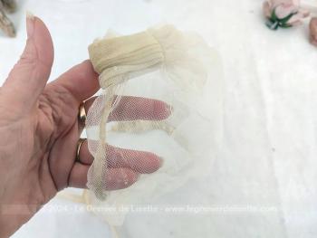 Fait main, voici un ancien filet en tulle prévu pour les cheveux pour dormir. Pour décoration car le tulle plus que centenaire est fragile ! véritable petit trésor des nuits d'autrefois !