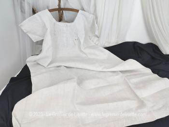 Voici une ancienne et authentique grande chemise de nuit manches courtes, entièrement faite à la main en drap de lin avec de magnifiques plis religieuses sur le devant et brodés des monogrammes LC en fils rouges.