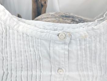 Voici une ancienne et authentique grande chemise de nuit manches courtes, entièrement faite à la main en drap de lin avec de magnifiques plis religieuses sur le devant et brodés des monogrammes LC en fils rouges.