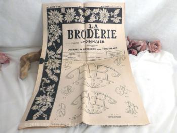 Voici un lot de 3 revues "La Broderie Lyonnaise", le journal des "Broderies pour Trousseaux", avec un exemplaire de septembre 1955, janvier 1958 et mars 1963.