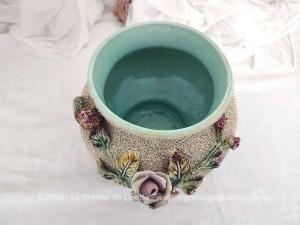 Magnifique ancien cache pot ou vase barbotine décor floral