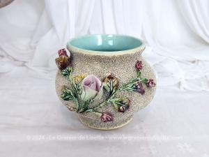 Magnifique ancien cache pot ou vase barbotine décor floral