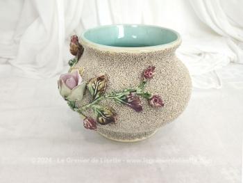 Datant des années 50/60, voici un beau et cache pot ou vase en céramique avec habillage vermiculé et barbotine avec un beau décor floral dans les tons de rose et mauve. Numéroté mais sans estampillé de manufacture.