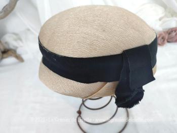 Ancien chapeau rétro avec ruban de la marque Made in France "Neodaim Paris" datant des années 50 , tout en tissus brillant et synthétique ressemblant à de la fibre  et décoré d'un ruban noir.