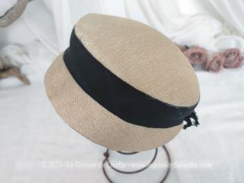 Ancien chapeau rétro avec ruban de la marque Made in France "Neodaim Paris" datant des années 50 , tout en tissus brillant et synthétique ressemblant à de la fibre  et décoré d'un ruban noir.