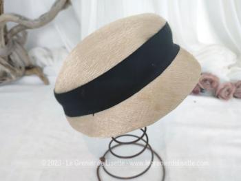 Ancien chapeau rétro avec ruban de la marque Made in France "Neodaim Paris" datant des années 50 , tout en tissus brillant et synthétique ressemblant à de la fibre  et décoré d'un ruban noir.