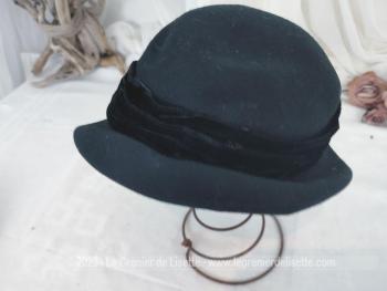 Superbe ancien chapeau cloche vintage en feutre noir décoré d'un large ruban et d'un noeud en velours noir et ses rebords asymétriques. Top look vintage !