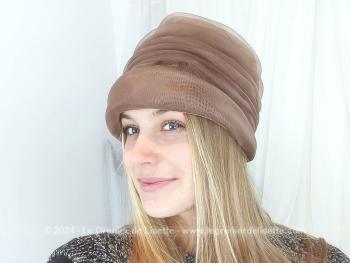 Voici un ancien chapeau en forme de toque composé par un entassement de différents plis de voile synthétique couleur chocolat au lait, pour former des étages. Fait main et facile à relooker si vous le souhaitez !