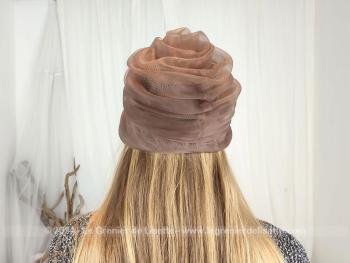 Voici un ancien chapeau en forme de toque composé par un entassement de différents plis de voile synthétique couleur chocolat au lait, pour former des étages. Fait main et facile à relooker si vous le souhaitez !