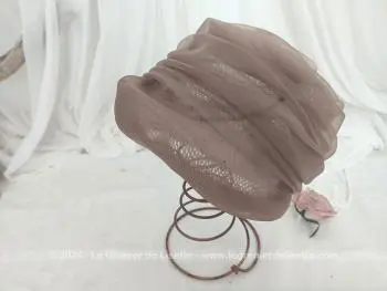 Voici un ancien chapeau en forme de toque composé par un entassement de différents plis de voile synthétique couleur chocolat au lait, pour former des étages. Fait main et facile à relooker si vous le souhaitez !