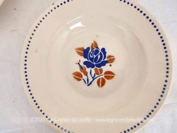 Issues des faïenceries Badonviller,et datant des années 50, voici un lot de 5 assiettes creuses en demi-porcelaine décorées au centre d'une belle rose bleue aux feuilles ocres et d'un liseré à pois bleus sur la bordure. Superbes et tendance shabby,