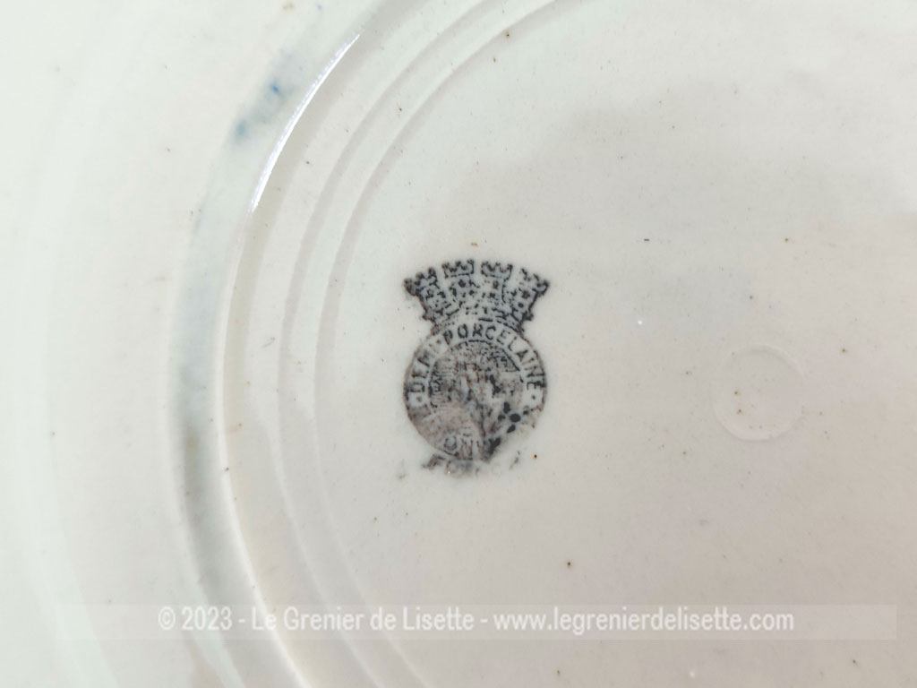 Issues des faïenceries Badonviller,et datant des années 50, voici un lot de 5 assiettes creuses en demi-porcelaine décorées au centre d'une belle rose bleue aux feuilles ocres et d'un liseré à pois bleus sur la bordure. Superbes et tendance shabby,