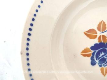 Issues des faïenceries Badonviller,et datant des années 50, voici un lot de 5 assiettes creuses en demi-porcelaine décorées au centre d'une belle rose bleue aux feuilles ocres et d'un liseré à pois bleus sur la bordure. Superbes et tendance shabby,