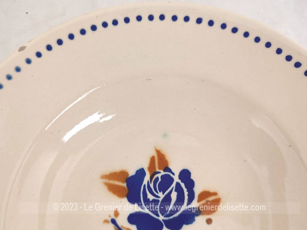 Issues des faïenceries Badonviller,et datant des années 50, voici un lot de 5 assiettes creuses en demi-porcelaine décorées au centre d'une belle rose bleue aux feuilles ocres et d'un liseré à pois bleus sur la bordure. Superbes et tendance shabby,