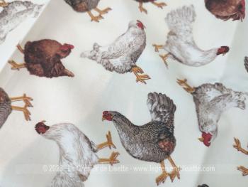 Avec un ourlet sur tout le pourtour, voici un coupon de tissus en coton mélangé de 106 x 105 cm, pour habillement ou ameublement décoré de différentes variétés de poules sur un fond écru.