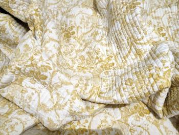 Voici un superbe couvre-lit en boutis de 250 x 240 cm réalisé avec un tissus en coton sur fond ivoire réversible décoré d'un coté de bouquets de fleurs style XVIII° et de fines rayures de l'autre. Beaucoup de charme et tendance shabby.