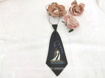 Pour garçonnet et totalement vintage, voici une superbe et ravissante petite cravate décorée par une peinture à la main montrant un beau navire voguant sur l'eau à maintenir. Adorable !