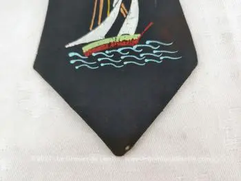 Pour garçonnet et totalement vintage, voici une superbe et ravissante petite cravate décorée par une peinture à la main montrant un beau navire voguant sur l'eau à maintenir. Adorable !