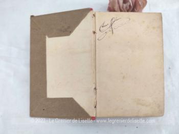 Voici un duo d'anciens livres scolaires avec couverture en papier gras avec "Elements d'Arithmétique" pour Cours Moyen date de 1900, et un livre en latin de Quinte-Curce sur  la vie d" Alexandri Magni" (Alexandre le Grand)  daté de 1902.