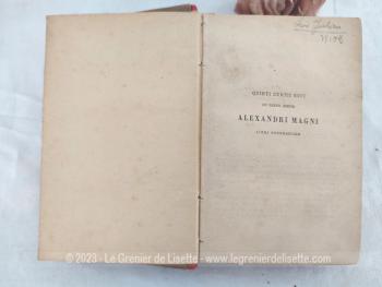 Voici un duo d'anciens livres scolaires avec couverture en papier gras avec "Elements d'Arithmétique" pour Cours Moyen date de 1900, et un livre en latin de Quinte-Curce sur  la vie d" Alexandri Magni" (Alexandre le Grand)  daté de 1902.