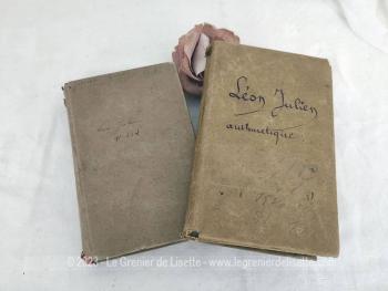Voici un duo d'anciens livres scolaires avec couverture en papier gras avec 