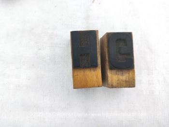 Voici un assortiment unique composé de 9 anciens fuseaux de différentes formes en buis et olivier, d'un col en dentelle et de deux petits tampons avec les lettres H et G. Idéal pour la création d'une décoration vraiment shabby.