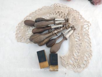 Voici un assortiment unique composé de 9 anciens fuseaux de différentes formes en buis et olivier, d'un col en dentelle et de deux petits tampons avec les lettres H et G. Idéal pour la création d'une décoration vraiment shabby.