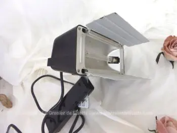 Voici une lampe torche caméra vintage avec encore son ampoule allogène dégageant beaucoup de chaleur et ses volet en métal pour diriger la lumière. Encore fonctionnel et parfait pour photographe expérimenté.