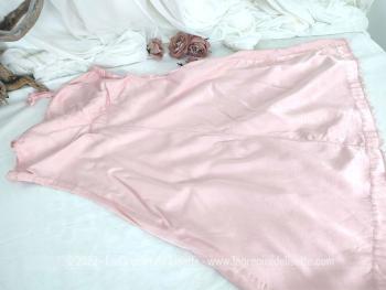 Voici une ancienne et belle chemise nuit fait main en satin molletonné rose saumon avec plis poitrine et fine dentelle. Petite taille.