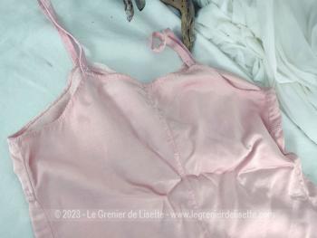 Voici une ancienne et belle chemise nuit fait main en satin molletonné rose saumon avec plis poitrine et fine dentelle. Petite taille.