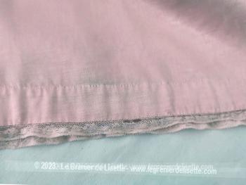 Voici une ancienne et belle chemise nuit fait main en satin molletonné rose saumon avec plis poitrine et fine dentelle. Petite taille.