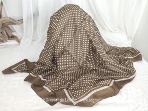 Élégant foulard tissus soyeux pois blanc sur fond marron clair