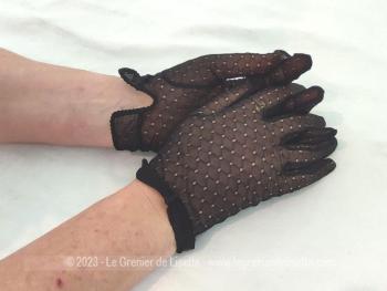 Anciens gants en voile de nylon noir décoré de mailles ajourées en forme de losanges avec petit nœud au poignet et datant des années 60 pour une taille 7 maximum.