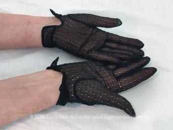 Anciens gants en voile de nylon noir décoré de mailles ajourées en forme de losanges avec petit nœud au poignet et datant des années 60 pour une taille 7 maximum.