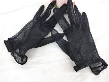 Anciens gants en voile de nylon noir décoré de mailles ajourées en forme de losanges avec petit nœud au poignet et datant des années 60 pour une taille 7 maximum.