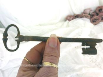 Avec toute sa belle patine d'origine remplie d'authenticité et sur 14 cm de long, voici une ancienne grosse clé de manoir au paneton avec une ouverture en forme de croix.