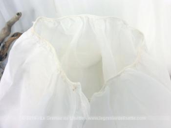 Voici un ancien et beau jupon sous-robe en organdi amidonné avec tour de taille de 64 cm soit une taille 32, 57 cm de haut et une circonférence de 164 cm au bas.