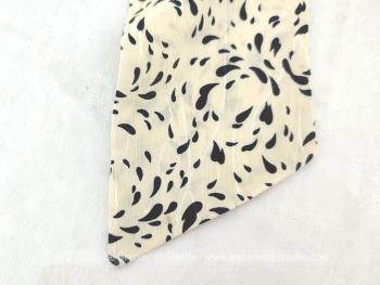Voici une belle lavallière en polyester satiné couleur jaune paille et décorée par des dessins marines en forme de goutte marine sur 150 x 9 cm de large pour un joli noeud autour du coup comme autrefois.