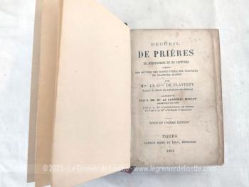 Ecrit par Madame la Comtesse de Flavigny, voici un recueil de Prières, de Méditations et de Lectures tirées des Oeuvres des Saints Pères, des Écrivains et Orateurs sacrés dans une superbe reliure en cuir rouge et publié en 1894.
