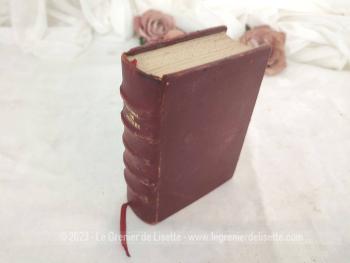 Ecrit par Madame la Comtesse de Flavigny, voici un recueil de Prières, de Méditations et de Lectures tirées des Oeuvres des Saints Pères, des Écrivains et Orateurs sacrés dans une superbe reliure en cuir rouge et publié en 1894.