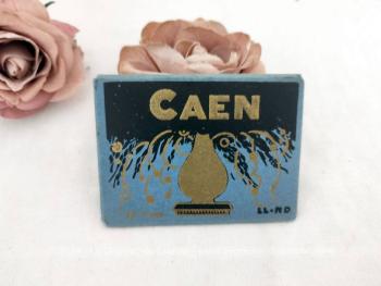 Voici un ancien mini album avec 10 petites photos en noir et blanc de la ville de Caen des années 50/60. Des vues incroyables et majestueuses des monuments de la belle ville de Caen.