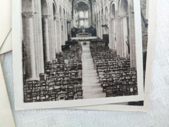 Voici un ancien mini album avec 10 petites photos en noir et blanc de la ville de Caen des années 50/60. Des vues incroyables et majestueuses des monuments de la belle ville de Caen.