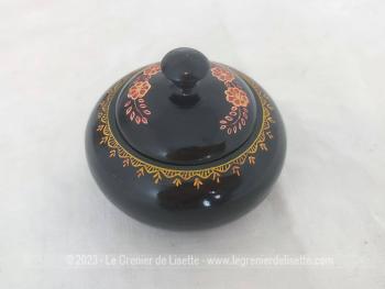 Sur 8 x 8,5 cm, voici une belle boite en bois tourné, petit vide poche ou bonbonnière, laquée en noir et décorée d'une guirlande de fleurs dans les tons orangés.