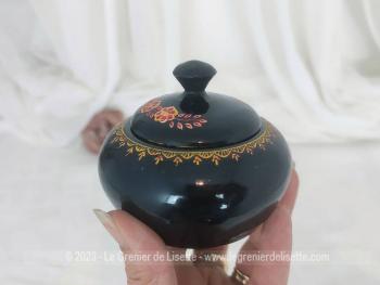 Belle petite boite ronde bois laquée noir et décors fleurs – Image 2