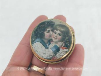 Voici une petite boite pilulier ronde de 4 x 2 cm,  en métal sérigraphié d'un motif vintage  représentant des enfants en habits aristocratiques, surement d'un tableau du XVIII°.