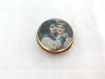 Voici une petite boite pilulier ronde de 4 x 2 cm,  en métal sérigraphié d'un motif vintage  représentant des enfants en habits aristicratiques, surement d'un tableau du XVIII°.