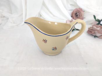 Voici une ancienne et adorable saucière ou pot à lait style Badonviller car il manque l'estampille sous le socle, mais le motif et la couleur correspondent bien aux modèles des faïenceries Badonviller .