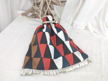 Datant des années 60/70, voici un superbe sac en cuir en patchwork vintage réalisé par un assemblage de triangles de 3 couleurs différentes: bleu, blanc et rouge.