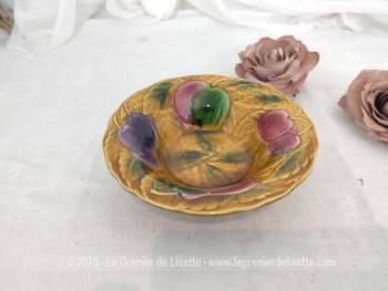 Voici un adorable petit ramequin rond et creux de 14 x 4 cm, tout  en barbotine de Sarreguemines avec en relief des fruits de toutes les couleurs !